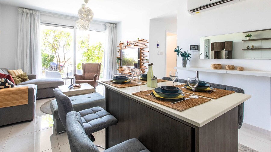 Lemon Tree 1-BR Apt & Pool in Livadia