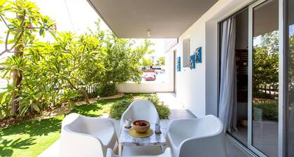 Lemon Tree 1-BR Apt & Pool in Livadia
