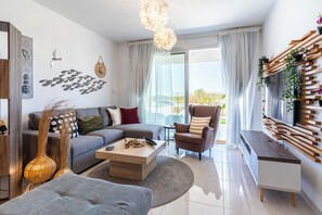 Departamento, 1 cama matrimonial y sofá cama, cocina, vista a la ciudad | Área de sala de estar | Smart TV, Netflix y servicios de streaming 