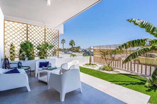 Lemon Tree 1-BR Apt & Pool in Livadia