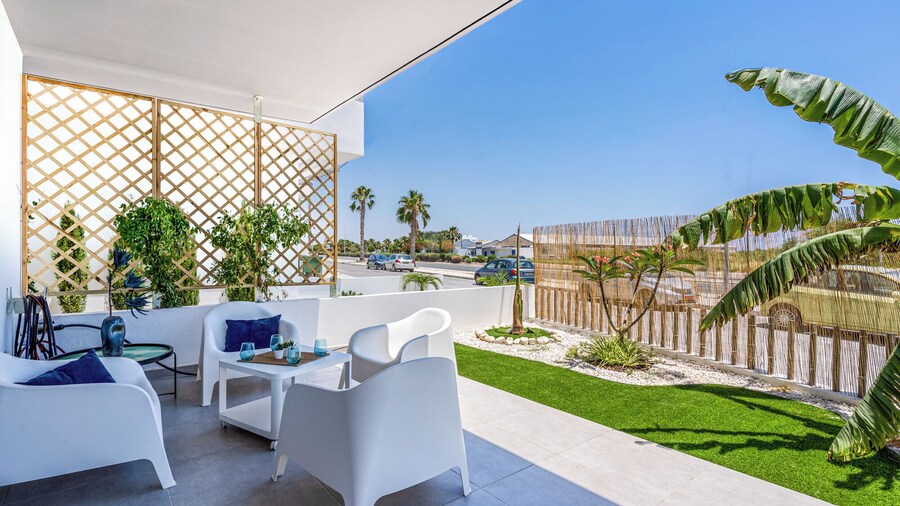 Lemon Tree 1-BR Apt & Pool in Livadia