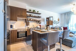 Departamento, 1 cama matrimonial y sofá cama, cocina, vista a la ciudad | Cocina privada | Refrigerador con congelador, microondas, horno y parrilla de estufa 