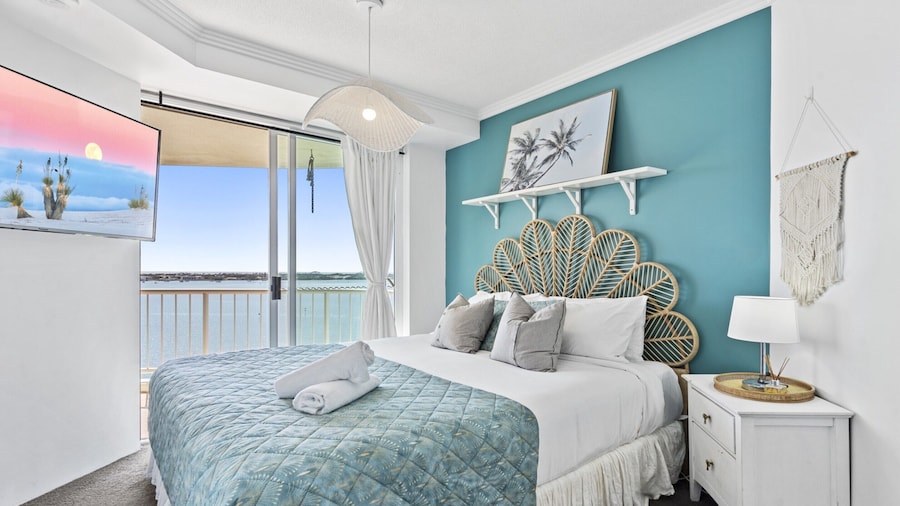 Bright 2 Bed Apartment With Ocean Views