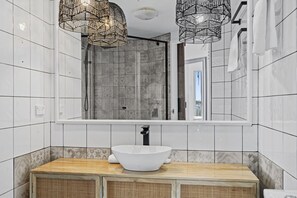 Apartment | Bathroom - Bright 2 Bed Apartment With Ocean Views (Gold Coast)