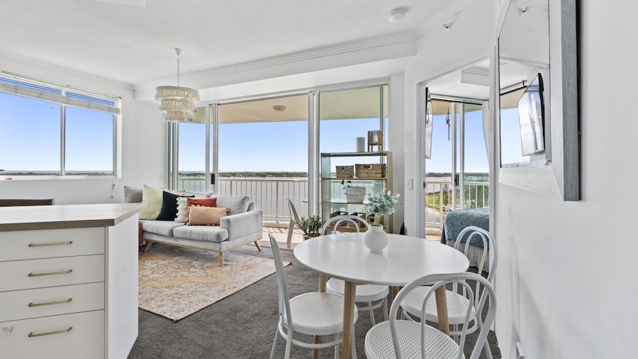 Bright 2 Bed Apartment With Ocean Views