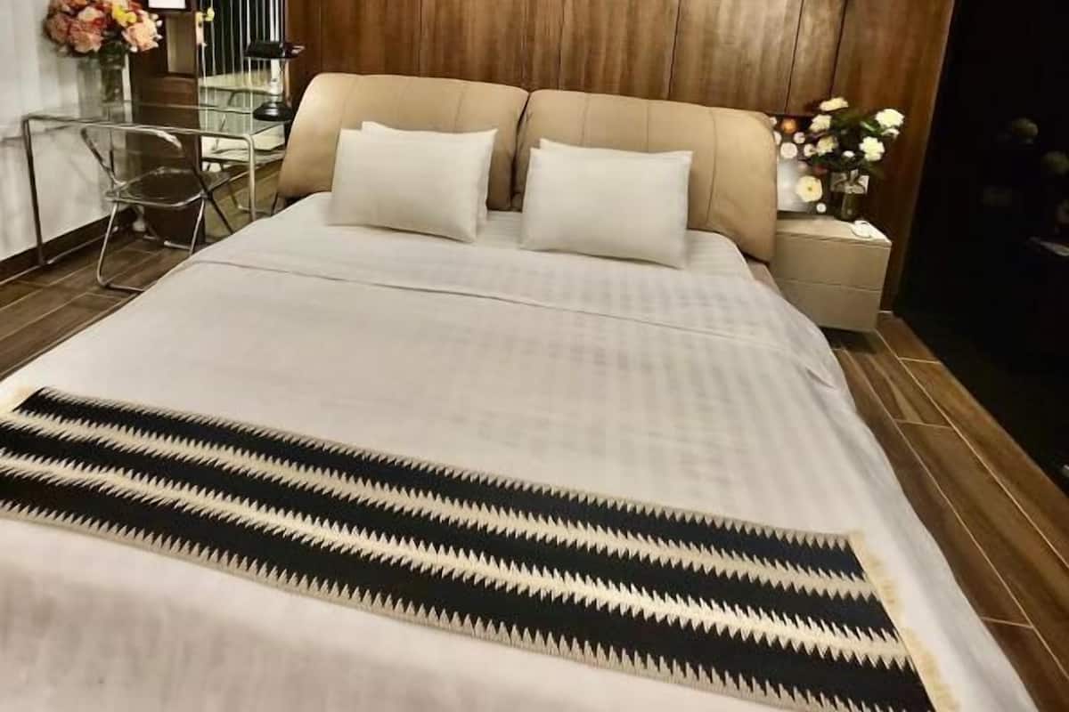 Deluxe Suite, City View