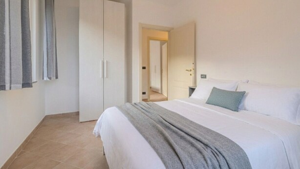A bedroom with a bed, a wardrobe, and a mirror. - Piergi Bike Home 3 Finale Ligure (Finale Ligure)