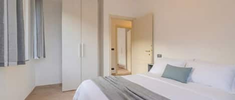 4 habitaciones y tabla de planchar con plancha