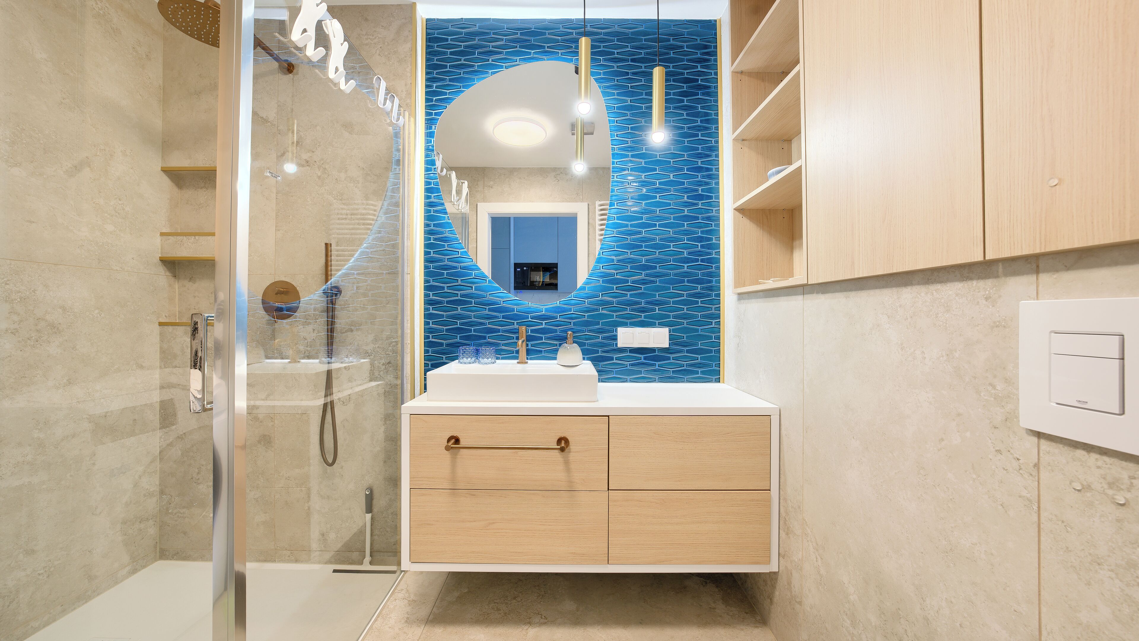 Studio | Badkamer | Een douche, handdoeken