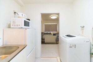 Interior - Shin Okubo Area - Excellent Location, 3 Minutes by Train to Shinjuku (新宿区)