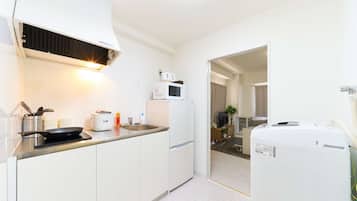 Fridge, microwave, stovetop, cookware/dishes/utensils
