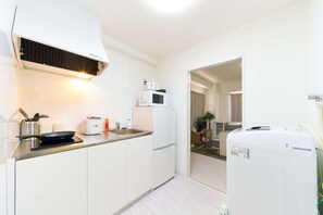 Fridge, microwave, stovetop, cookware/dishes/utensils - Shin Okubo Area - Excellent Location, 3 Minutes by Train to Shinjuku (新宿区)