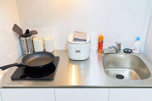 Refrigerador, microondas, parrilla de estufa y utensilios de cocina