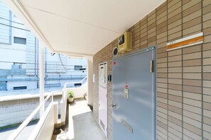 Property grounds - Shin Okubo Area - Excellent Location, 3 Minutes by Train to Shinjuku (新宿区)