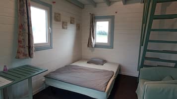 Een strijkplank/strijkijzer, wifi, beddengoed