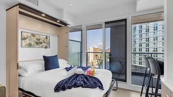 City Studio Suite, 1 Queen Bed with Sofa bed | Living area