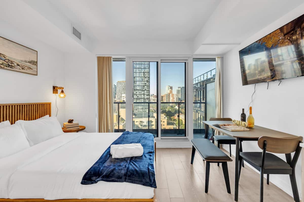 Suite monolocale Basic, 1 letto queen, vista città | Area soggiorno