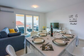 Dining - Modern apartment with sun terrace and sea view (Crikvenica)