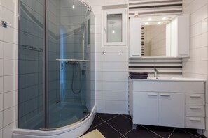 Shower, towels, soap - Modern apartment with sun terrace and sea view (Crikvenica)