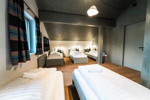 Comfort Room, Multiple Beds, Mountain View