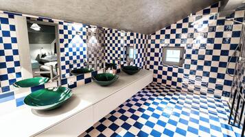 Comfort-rum - flera sängar - utsikt mot bergen | Badrum