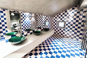 Habitación Confort, varias camas, vistas a la montaña | Baño | Secador de pelo, toallas y papel higiénico