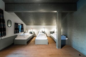 Chambre Confort, Plusieurs lits, vue sur la montagne | Lit de bébé (gratuit), accès au Wi-Fi (inclus), literie fournie