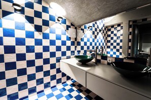 Kahden hengen comfort-huone, 1 keskisuuri parisänky, vuoristonäköala | Kylpyhuone