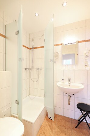ヘアドライヤー、タオル、石鹸、トイレットペーパー