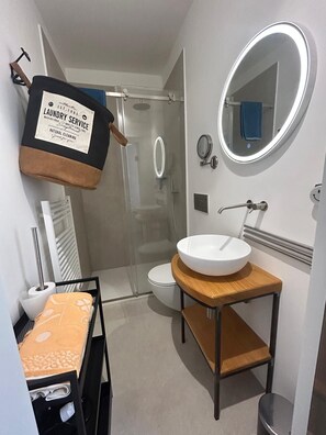 Shower, hair dryer, bidet, towels - Gargano Palace (Monopoli)