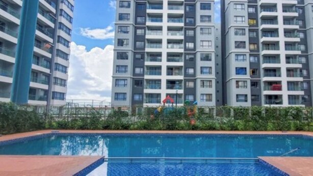 A modern apartment building with a swimming pool in the foreground. - Relax in Style: Fully Furnished Studio Apartment. Secure and amazing in Nairobi (Nairobi)