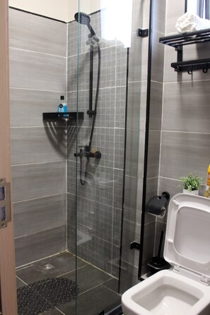 Shower, towels, soap, toilet paper - Relax in Style: Fully Furnished Studio Apartment. Secure and amazing in Nairobi (Nairobi)