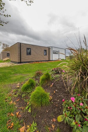 Property grounds - Cube XL 91 | 4 persoons chalet op Resort de Betuwe (Zennewijnen)