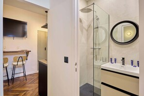 Shower, hair dryer, towels, shampoo - Charming Apartment - Paris Pere Lachaise (Paris)