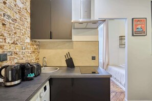 Fridge, microwave, coffee/tea maker, electric kettle - Charming Apartment - Paris Pere Lachaise (Paris)