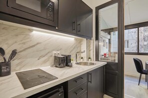 Fridge, microwave, stovetop, coffee/tea maker - Modern Suite with Patio Boulogne-Billancourt (Boulogne-Billancourt)
