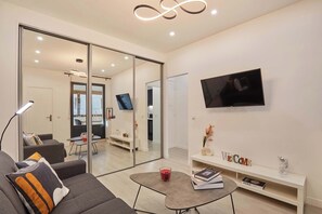 TV, offices - Modern Suite with Patio Boulogne-Billancourt (Boulogne-Billancourt)