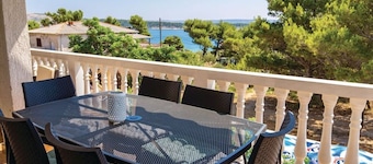 Apartment with pool Lucia by Villas Guide