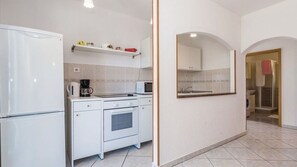 Fridge, microwave, oven, coffee/tea maker