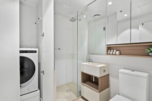 Bathroom - Stylish Apartment in Ikebana Complex (Melbourne)