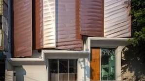 Un edificio moderno con un design architettonico originale, caratterizzato da tre sezioni verticali.