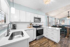 Apartment, Mehrere Betten, Balkon, eingeschränkter Meerblick (Lani Kai 230) | Eigene Küche