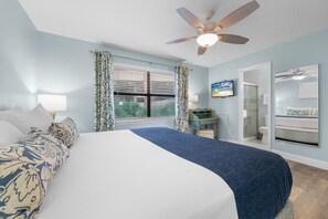 Apartment, Mehrere Betten, Balkon, eingeschränkter Meerblick (Lani Kai 230) | 2 Schlafzimmer, individuell dekoriert, individuell eingerichtet