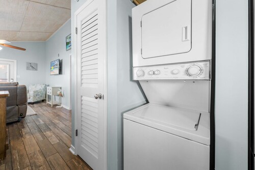 Lani Kai 230 Gulf Coast Condo. Walk to Beach + Pools + Balcony Views!