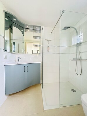Douche, sèche-cheveux, serviettes fournies, savon