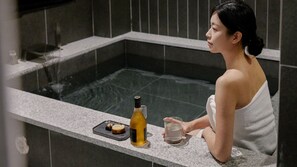 Signature Spa & Sauna | Private spa tub - Loop Seoul Hotel Retreat By Anook Hongdae (Seoul)