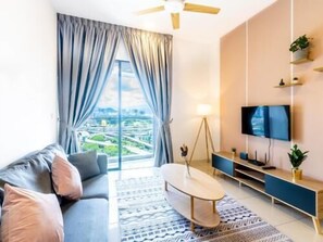 Uma sala de estar moderna com sofá, mesa de centro, televisão e vista para a cidade pela janela.