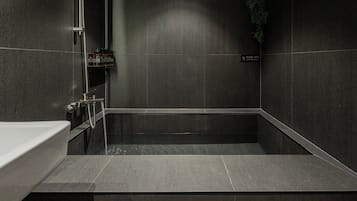 Secador de pelo, albornoces, bidé y toallas
