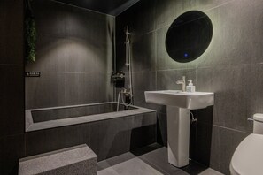Hair dryer, towels, shampoo, toilet paper - Anook Ryokan Hotel Daejeon Daeheung (Daejeon)