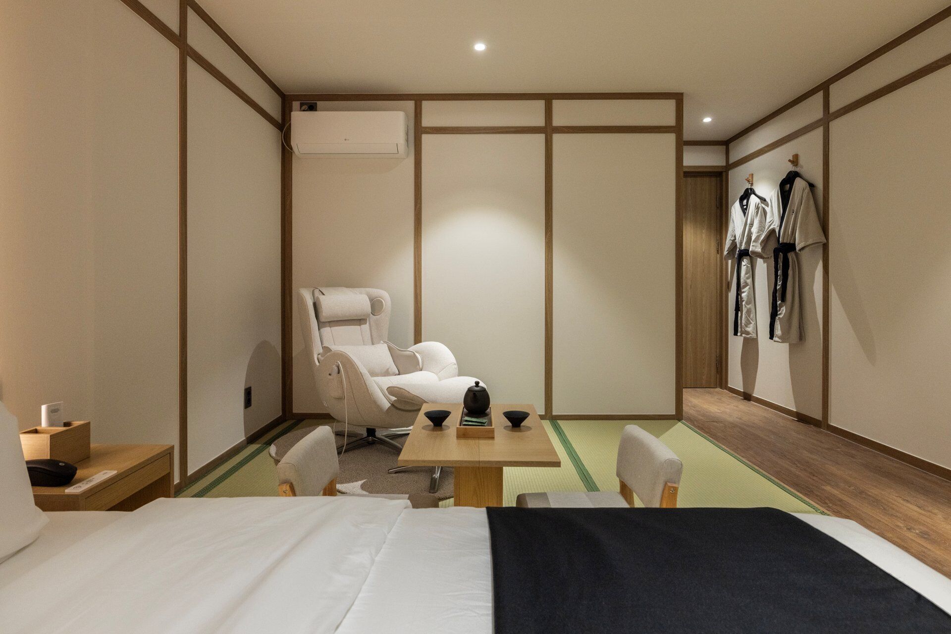 Suite (With Massage Chair)